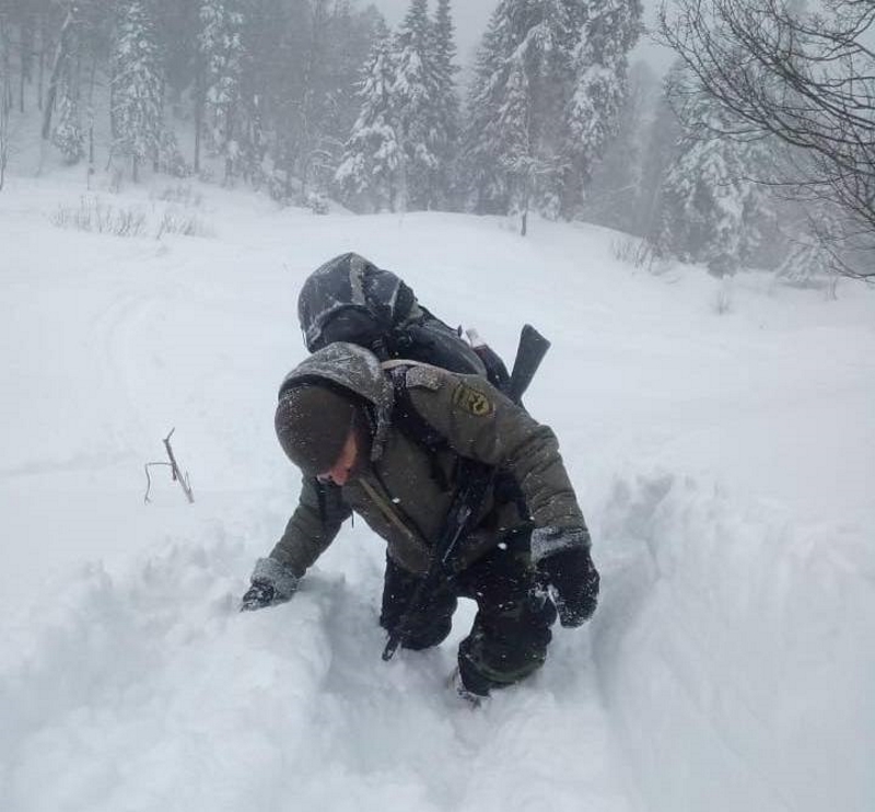 Снежный путь инспектора Кавказского заповедника на работу