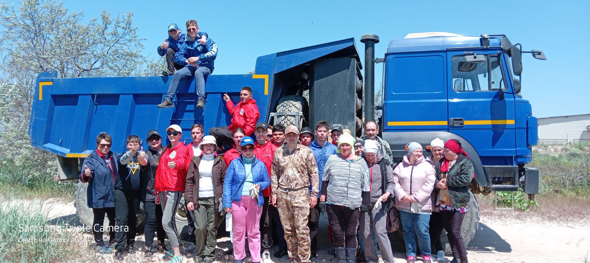 сбор мусора ко Дню основания заповедника на берегу Азовского моря