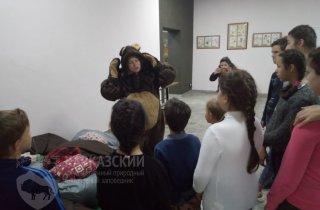 Воспитанники детского приюта “уложили медведя спать”