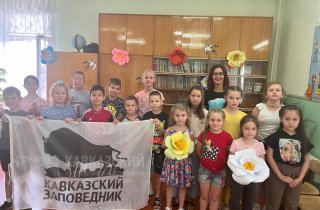 В летних школьных лагерях и детских садах города Майкопа Республики Адыгея проходят  мероприятия, посвященные Международному дню цветка.