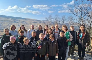 Воспитанники детского объединения «Юннаты» прошли Тропу выходного дня по хребту Каменное море, изучили карстовые воронки и пещеры, спустились в глубины Большой Азишской пещеры и посетили дольмен Хаджох-1.