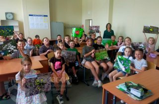 В летних школьных лагерях и детских садах города Майкопа прошли мероприятия приуроченные к одному из самых красивых экологических праздников – Международному дню цветка.