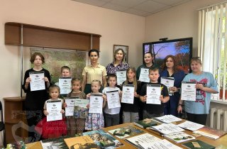 Дипломы и памятные подарки были вручены победителем Межрегиональной эколого-просветительской акции «Кавказский первоцвет – 2025». 