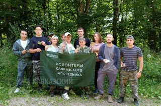 Эковолтерский отряд из Армавира с волонтерско-патриотической акцией побывали на приюте Фишт.