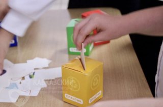 В средней школе №9 города Майкопа прошло мероприятие Кавказского заповедника, на которых дети учились не только не мусорить, но и сортировать уже существующий мусор. 