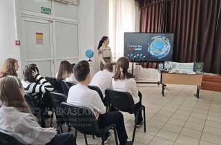 Для майкопских школьников методист по экопросвещению Валентина Куцая совместно со специалистами Адыгейской республиканской юношеской библиотекой провели эколого-просветительское мероприятие «День Земли».