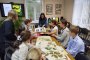 Воспитанники детского объединения «Юннаты» изучают растения Западного Кавказа под руководством старшего научного сотрудника Кавказского заповедника.