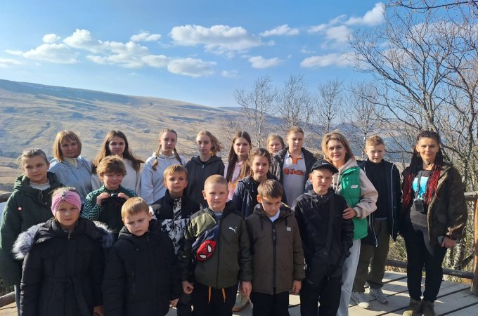 Воспитанники детского объединения «Юннаты» прошли Тропу выходного дня по хребту Каменное море, изучили карстовые воронки и пещеры, спустились в глубины Большой Азишской пещеры и посетили дольмен Хаджох-1.