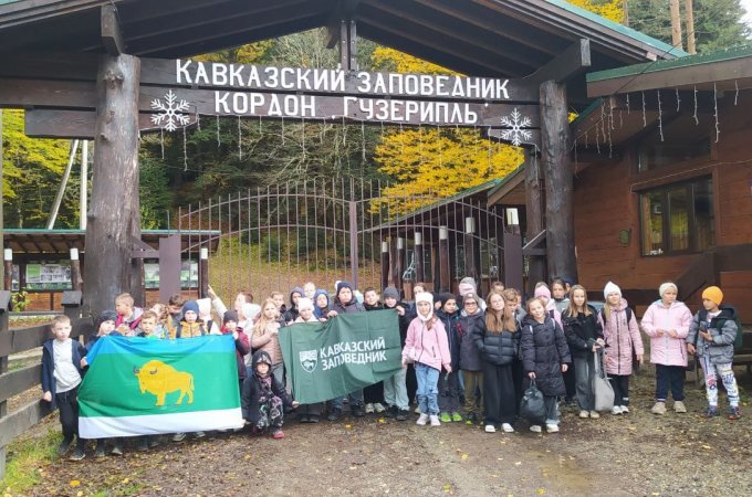 Весь октябрь в Кавказском заповеднике в рамках Фестиваля горных зубров проходили мероприятия, посвященные могучим домбаям. На территории эколого-информационных центров проводились экскурсии «В гости к зубрам», в школах и детских садах мероприятия о этих великолепных символах Кавказского заповедника.