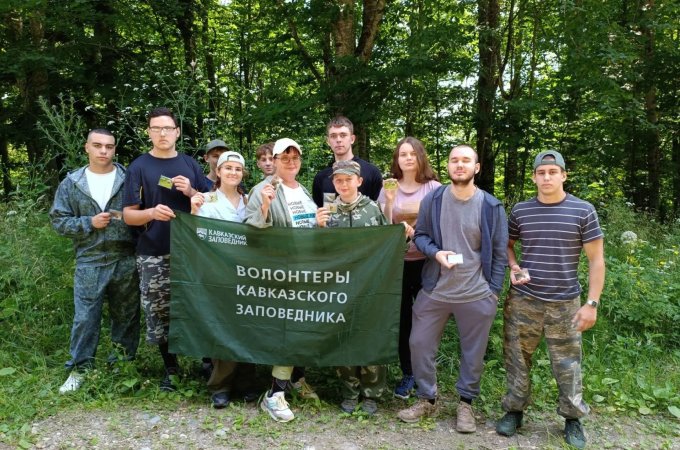 Эковолтерский отряд из Армавира с волонтерско-патриотической акцией побывали на приюте Фишт.
