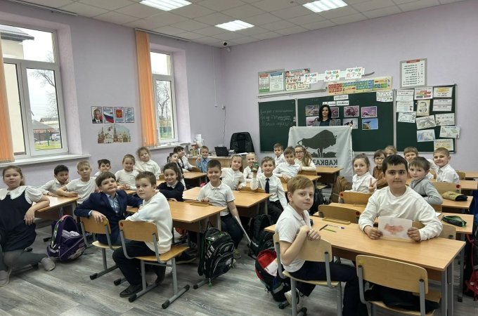 В школах и детских садах г. Майкопа ко Дню орнитолога методист по экопросвещеню Валентина Куцая провела мероприятие «Кого изучают ученые орнитологи».